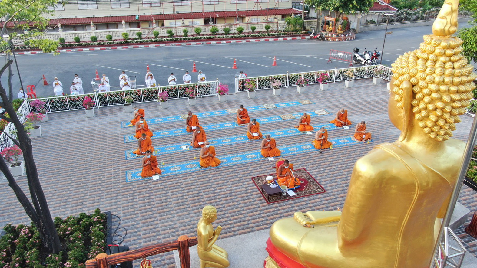 วัดบางพลีใหญ่กลางนำคณะสงฆ์เจริญพุทธมนต์ให้ประชาชนคลายทุกข์ปลอดภัยจากโควิด-19