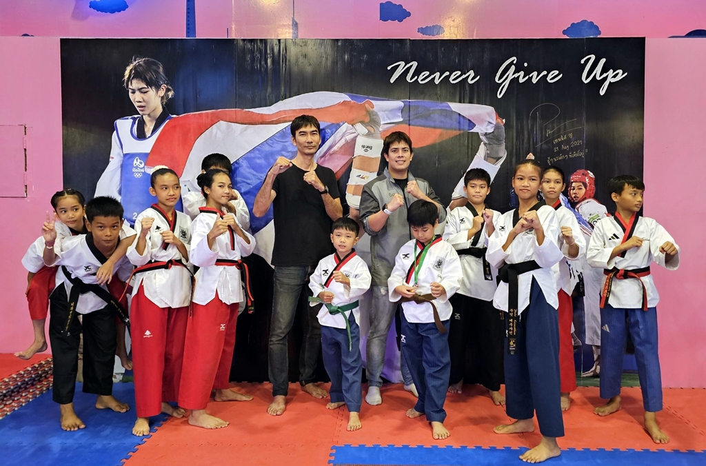 นักเตะรุ่นจิ๋วชาวประจวบฯ แห่ส่งกำลังใจให้ "พี่เทนนิส-พี่หยู" สู้ศึกโอลิมปิก 2024 ที่กรุงปารีส 