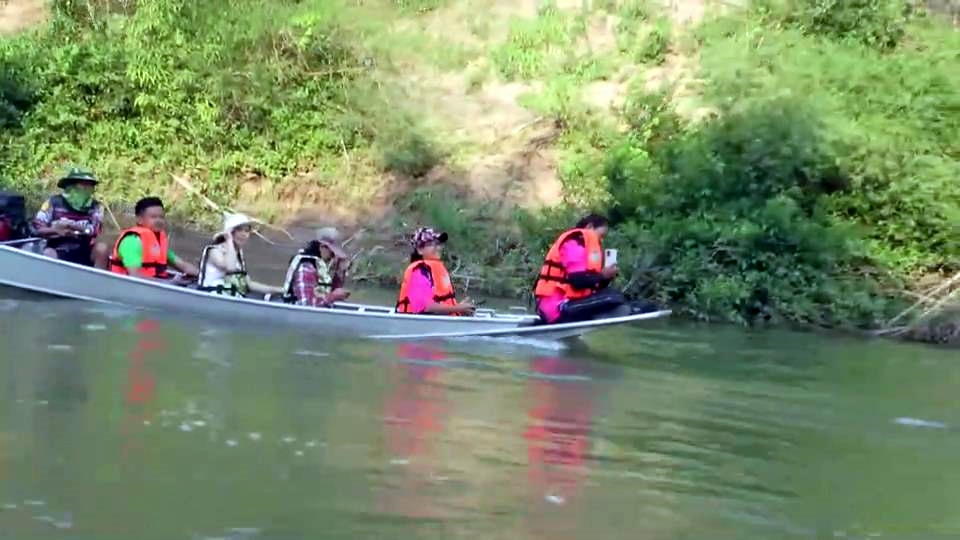 ล่องเรือ ชมผาหมีเหนือเสือใต้ ท่ามกลางสายน้ำป่าสัก เส้นทางความสุขทางน้ำ