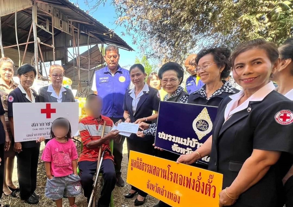 เหล่ากาชาดอ่างทอง ลงพื้นที่ตรวจเยี่ยมให้กำลังใจ พร้อมช่วยผู้ประสบอัคคีภัยพื้นที่อำเภอไชโย