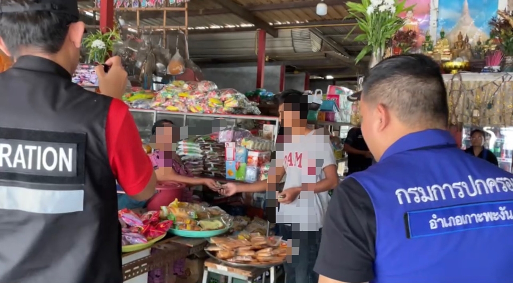 ฝ่ายปกครองเกาะพะงัน ลุยจับร้านขายสินค้าลักลอบหนีภาษี พบแรงงานผิดกฎหมาย-ทำงานนอกเหนือสิทธิ