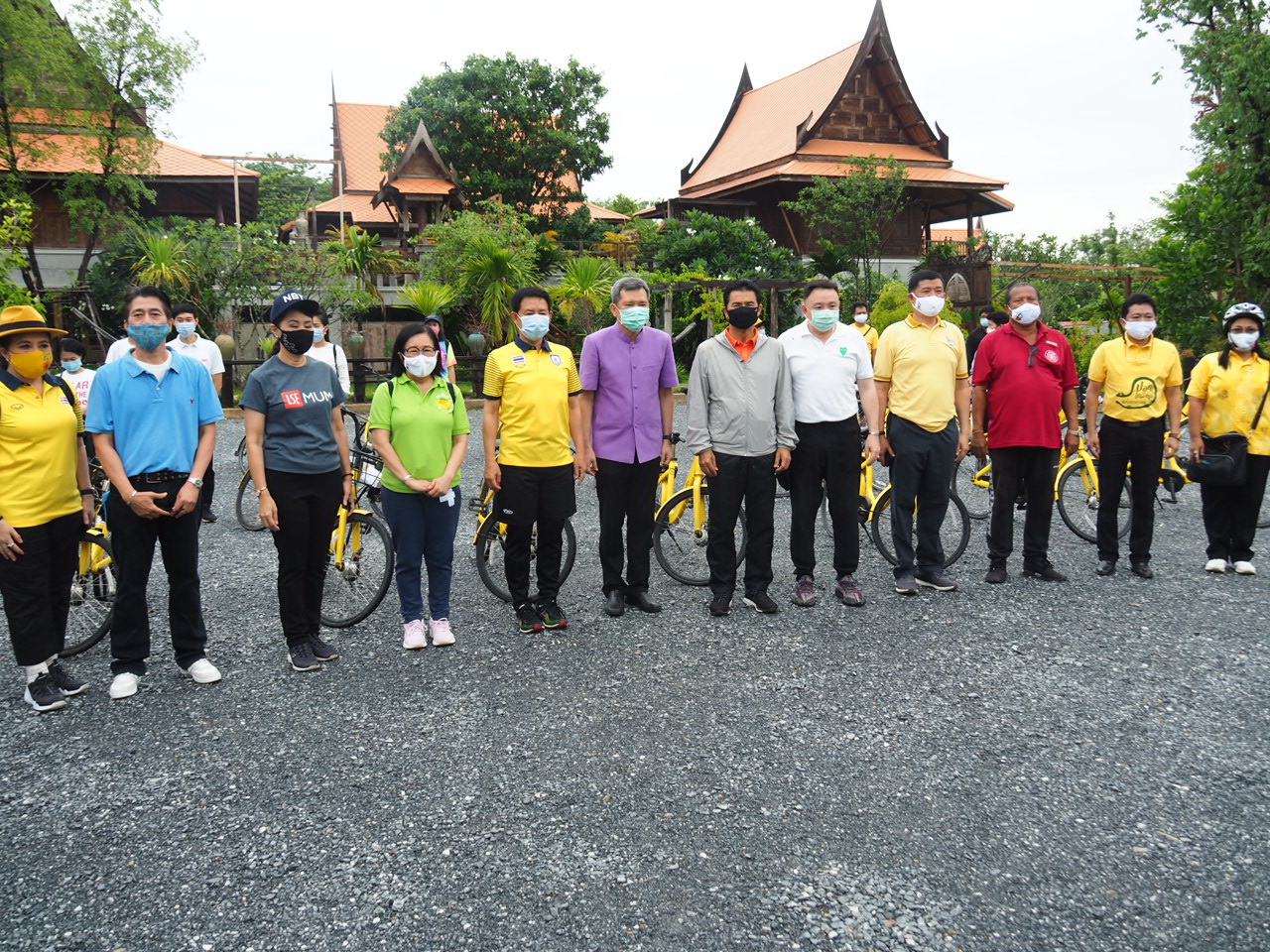 รมต.ประจำสำนักนายกฯลงพื้นที่บ้านบางน้ำผึ้งตรวจเยี่ยมวิสาหกิจชุมชน