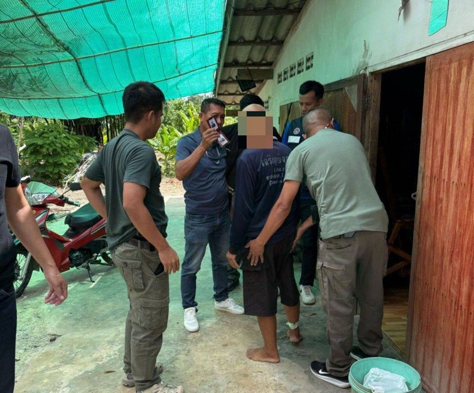 สุดเลว! บุกจับ "ปู่" วัย 60 ล่วงละเมิด "หลานสาว" ตั้งแต่อายุ 13 ปี นาน 4 ปี ตรวจค้นพบ "ยาบ้า" 60 เม็ด