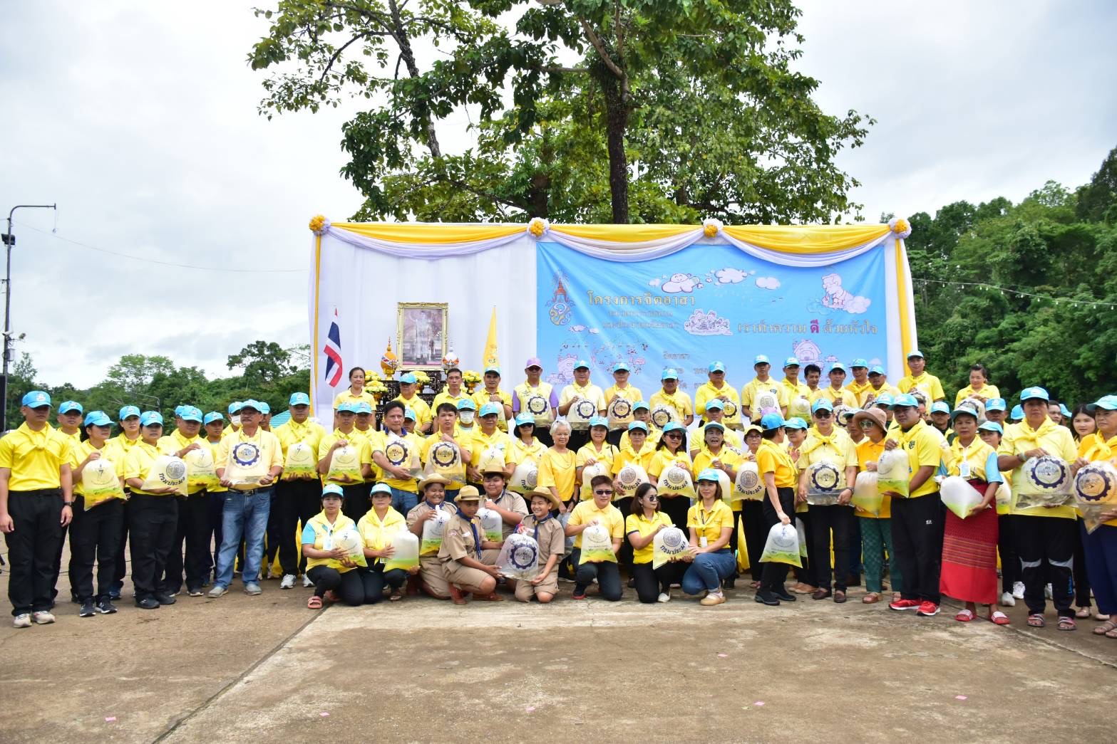 ทต.ทองผาภูมิ ร่วมกับอำเภอเขื่อนวชิราลงกรณ-ประมง จัดกิจกรรมจิตอาสาปล่อยพันธุ์ปลาเฉลิมพระเกียรติฯ 20,000 ตัว