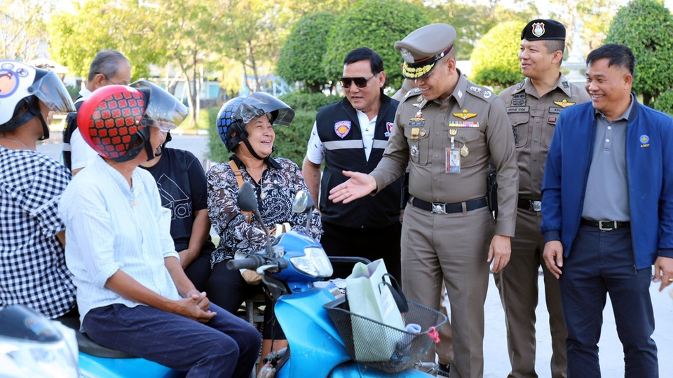 ผู้การนครปฐมแจกหมวกกันน็อกฟรี รณรงค์ขับขี่ปลอดภัย ลดอุบัติเหตุบนถนน