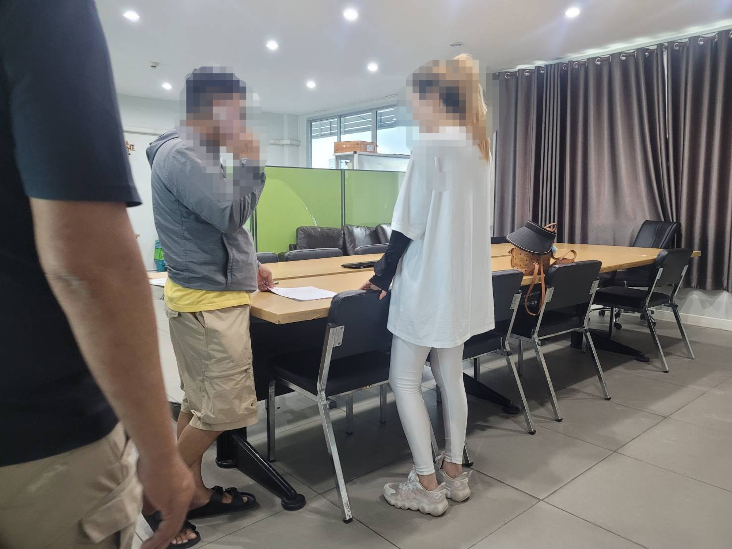 จับคาสนามบินแก๊งจีนบุกบ้านหรูรีด 30 ล้าน ด้านสาวขายรถร้อง ปปง.สอบเส้นเงินคอลเซ็นเตอร์ 