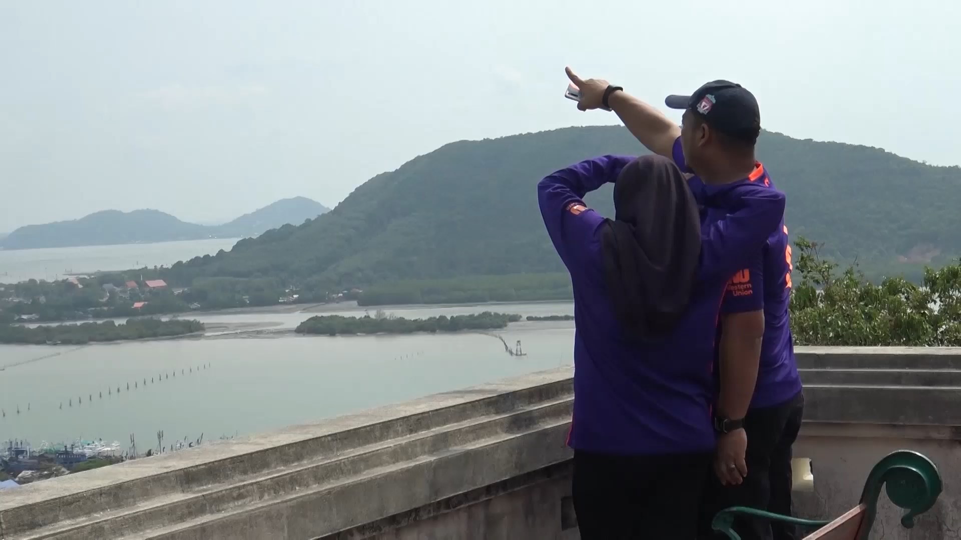  ท้องฟ้าเปิด มีแสงแดดส่อง นทท.ขึ้นเขาตังกวนชมเมืองสงขลา