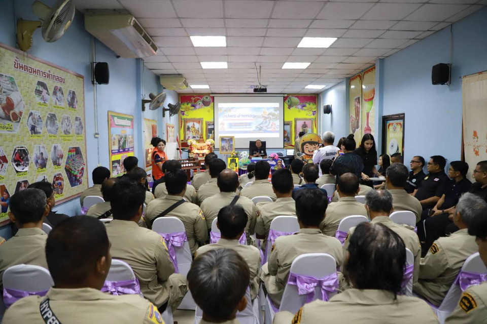 ปภ.อ่างทองเสริมศักยภาพ อปพร. เฝ้าระวัง-ตักเตือน ลดอุบัติเหตุทางถนน