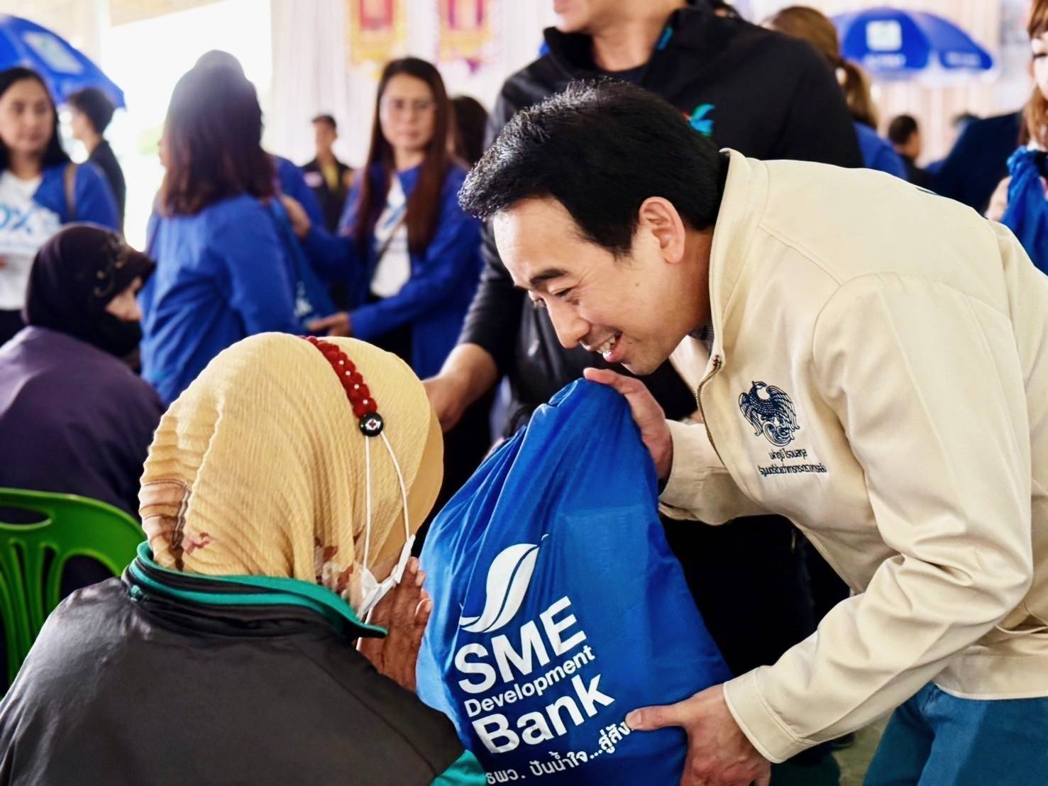 “เผ่าภูมิ” นำ SME Bank ลงใต้ มอบถุงน้ำใจน้ำท่วม พักหนี้ต้นและดอก 1 ปี สินเชื่อฉุกเฉิน 200,000 ไม่มีหลักประกัน