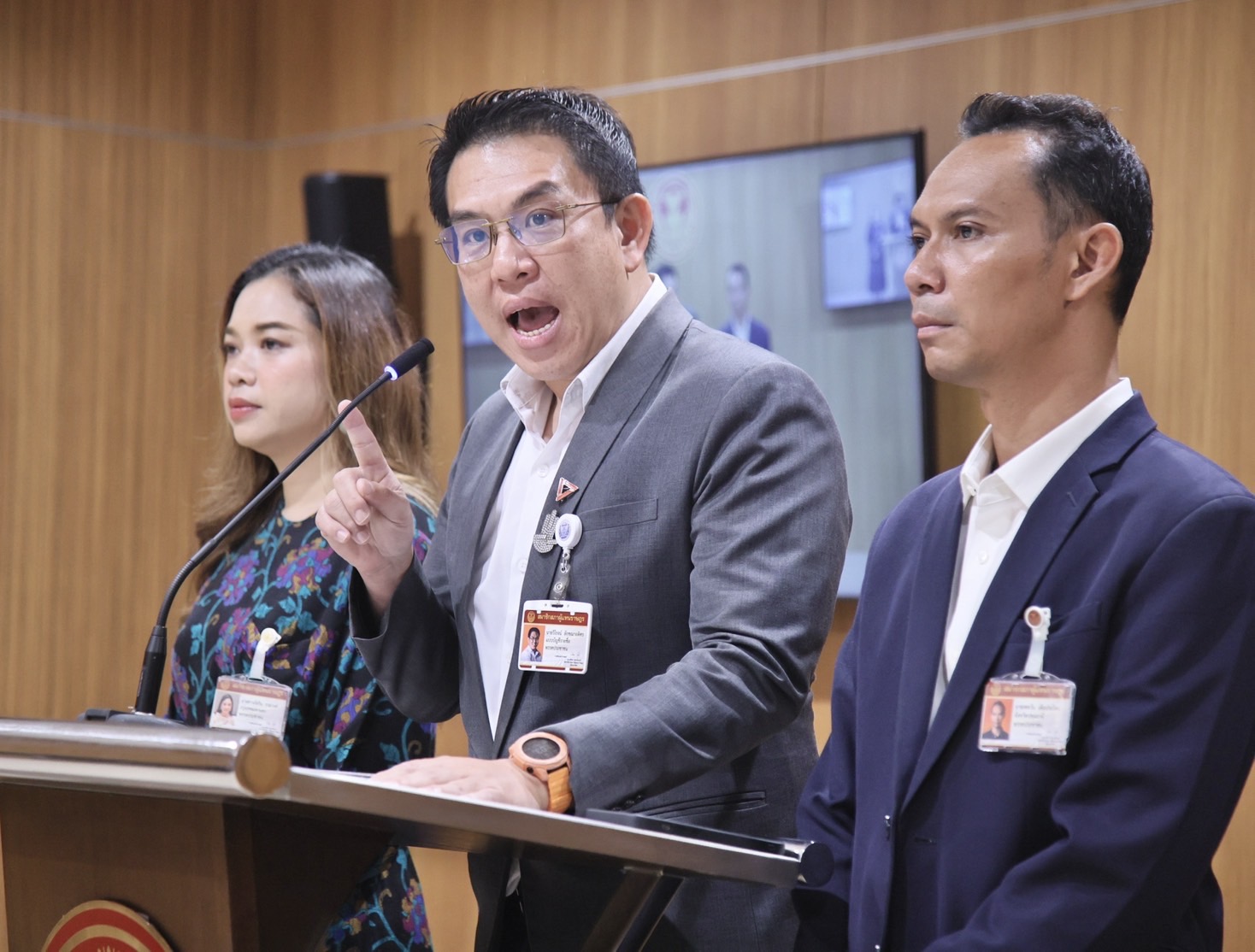 "วิโรจน์" ซัดแคมเปญลากทหารขึ้นศาลพลเรือน "เพื่อไทย" ไม่ทำ "กมธ.ทหาร" รับจบเอง ถาม "ผบ.เหล่าทัพ"  จะให้เป็นแบบนี้หรือ