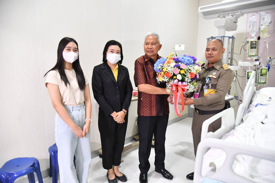 “โสภณ” เยี่ยม 5 ผู้บาดเจ็บเหตุยิงกราด รร.เทพศิรินทร์ นนทบุรี พร้อมเคารพศพ 2 ผู้เสียชีวิต ร่วมไว้อาลัย–ส่งกำลังใจครอบครัว