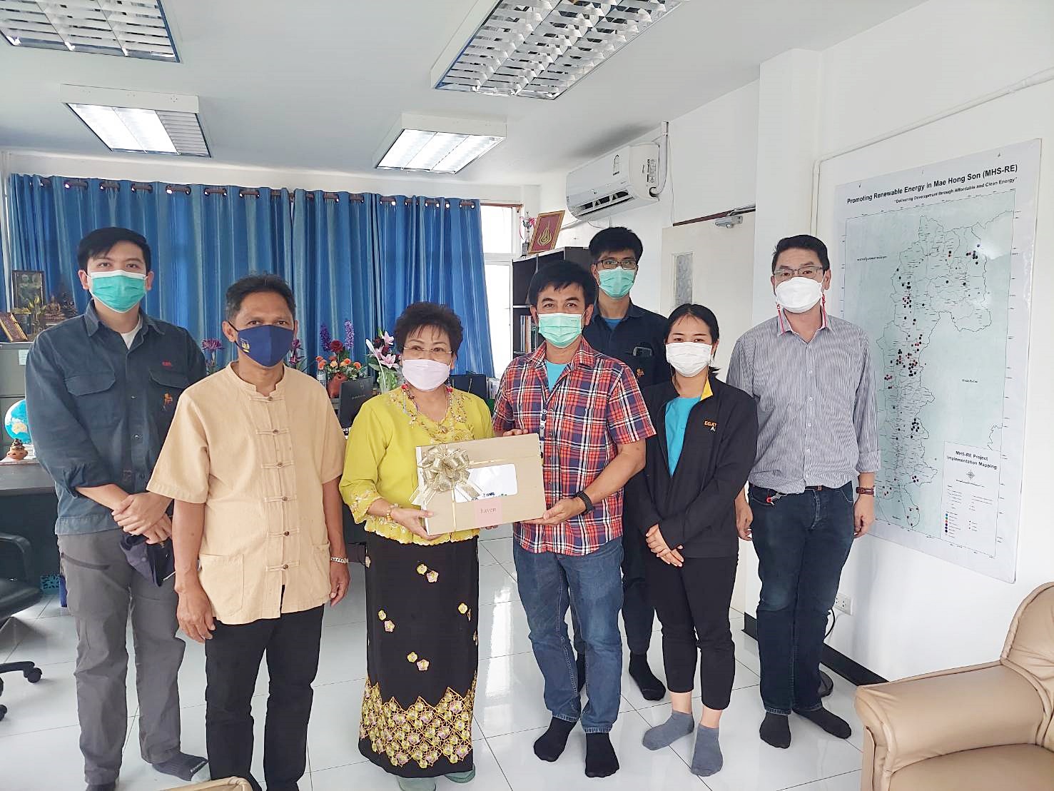 เจ้าหน้าที่ กฟผ.รดน้ำดำหัวขอพรหัวหน้าหน่วยงานราชการและผู้นำชุมชน