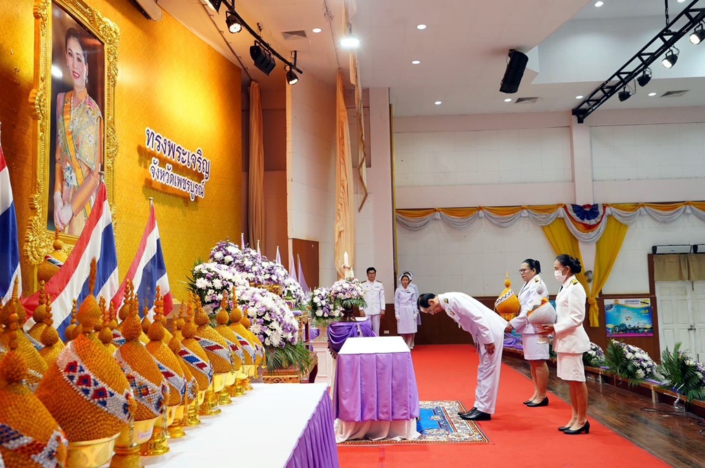 อบจ.เพชรบูรณ์ ร่วมพิธีจุดเทียนถวายพระพรชัยมงคล เนื่องในโอกาสวันเฉลิมพระชนมพรรษา
