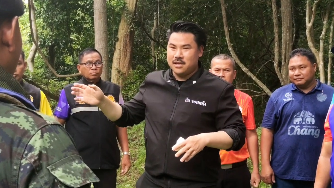 กัน จอมพลัง ลงพื้นที่ปราสาทตาเมือนธม เตรียมสร้างหลุมหลบภัยให้ นทท.หลายจุดและห้องน้ำ พบ นทท.มาตักบาตรบนหลังช้างพรุ่งนี้ พากันแต่งตัวชุดไทยหลากหลายสไตล์สวยงาม มาเที่ยวปราสาทคึกคัก