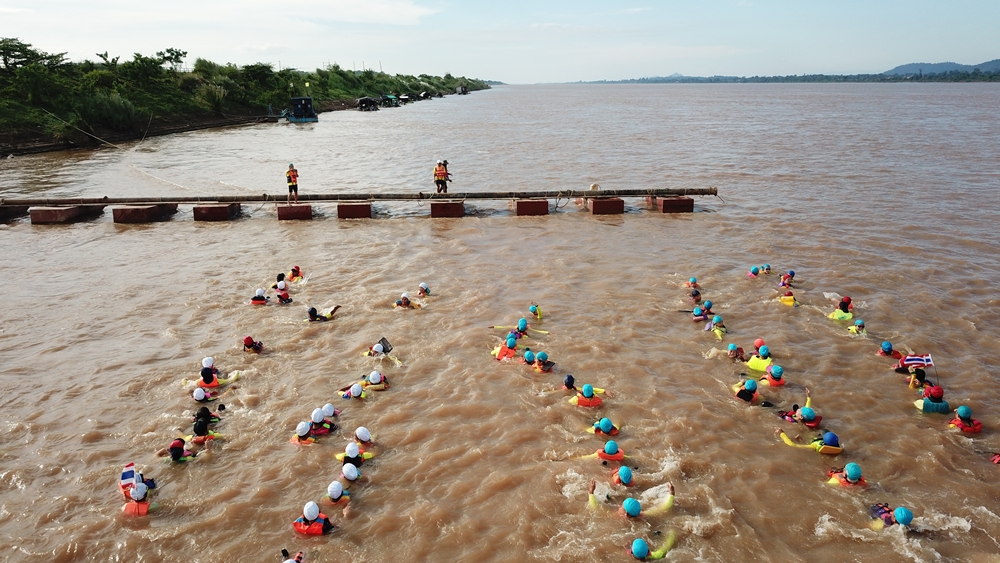 ที่เดียวในโลก ชมรมนกเป็ดน้ำโขง จัดกีฬาแนวใหม่ แข่งเรือกีบหนีบกันพาย หนุนท่องเที่ยวเชิงกีฬา 