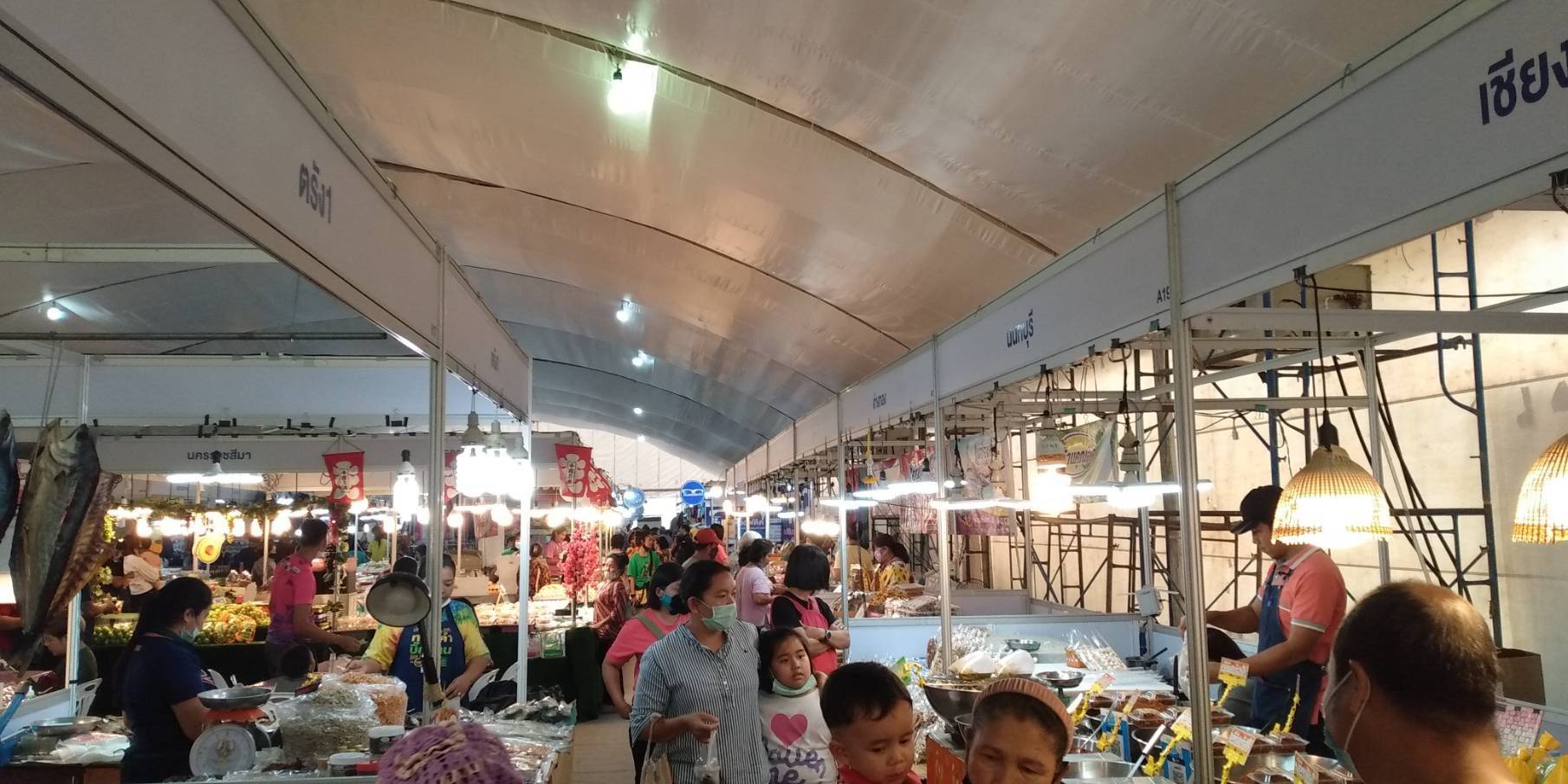 พัฒนาการจังหวัดตรัง​ พร้อมทีมงานเครือข่าย​ OTOP​ จังหวัด​ ตรัง​และเครือข่าย​ ​OTOP​ สงขลา ร่วมปล่อยขบวนรถตุ๊กตุ๊ก​ ปชส.งาน​OTOP​ ทั่วไทย​ ร่วมใจสู่อันดามัน