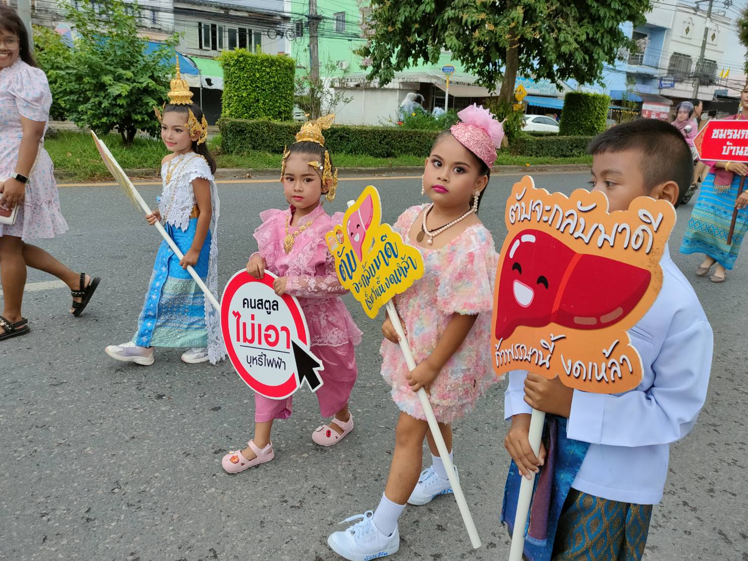 สตูลแห่เทียนพรรษา  แต่งกายชุดไทยนางยักษ์- นางรำเด็กเล็กร่วมอนุรักษ์วัฒนธรรม