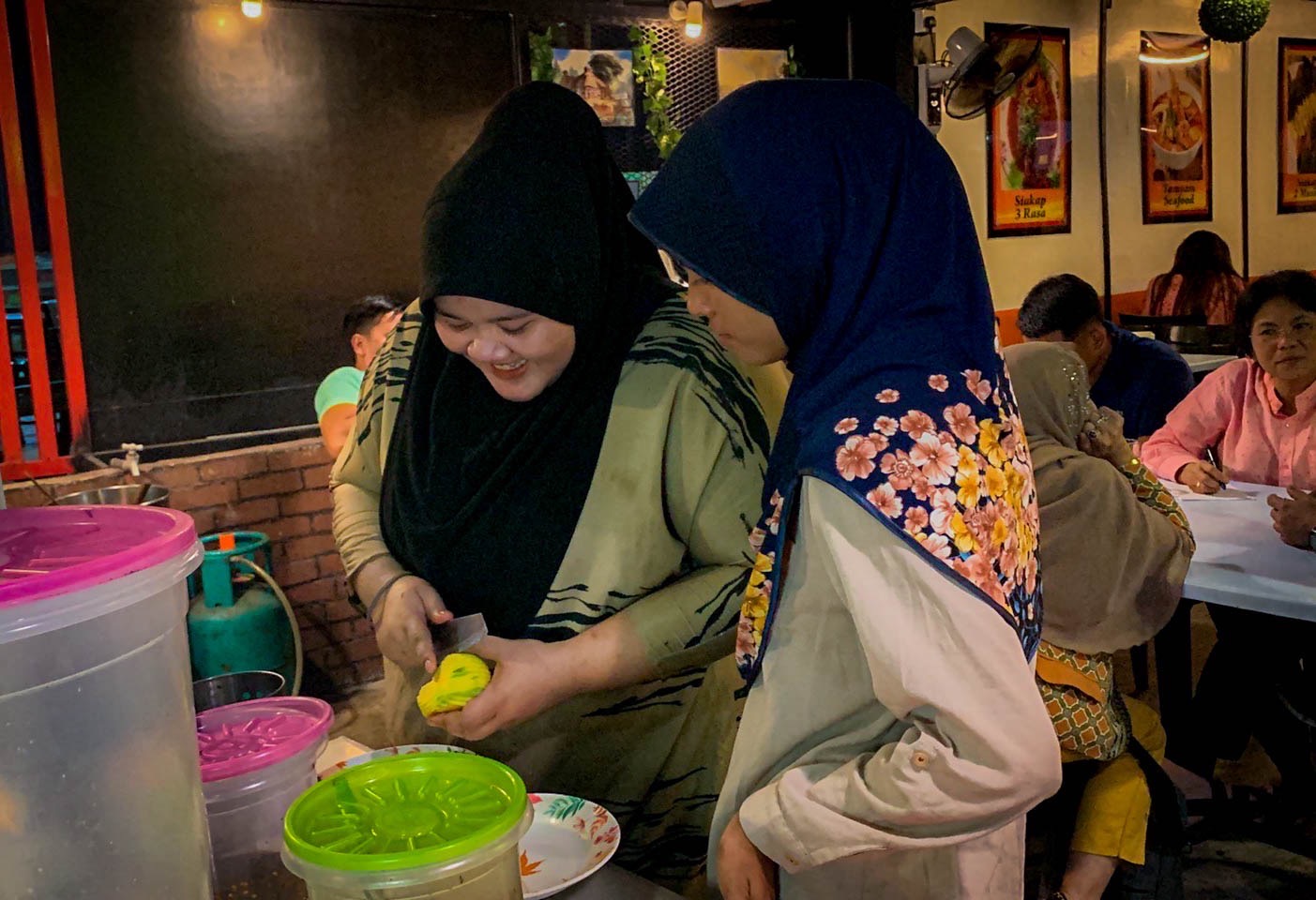ศอ. บต. เยี่ยมกลุ่มผู้ประกอบการและแรงงานร้านต้มยำกุ้งในประเทศมาเลเซีย หลังวิกฤตโควิด
