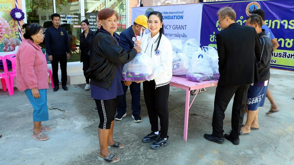 สโมสรไลออนส์อ่างทอง มอบถุงยังชีพ เครื่องอุปโภค บริโภค น้องประชาชนชาวตำบลนรสิงห์