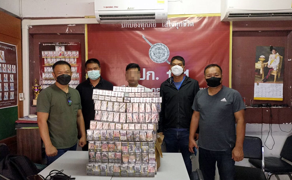 ตร.บุกจับหนุ่มหลอกขายบุหรี่ปลอม กว่า 500 ซอง