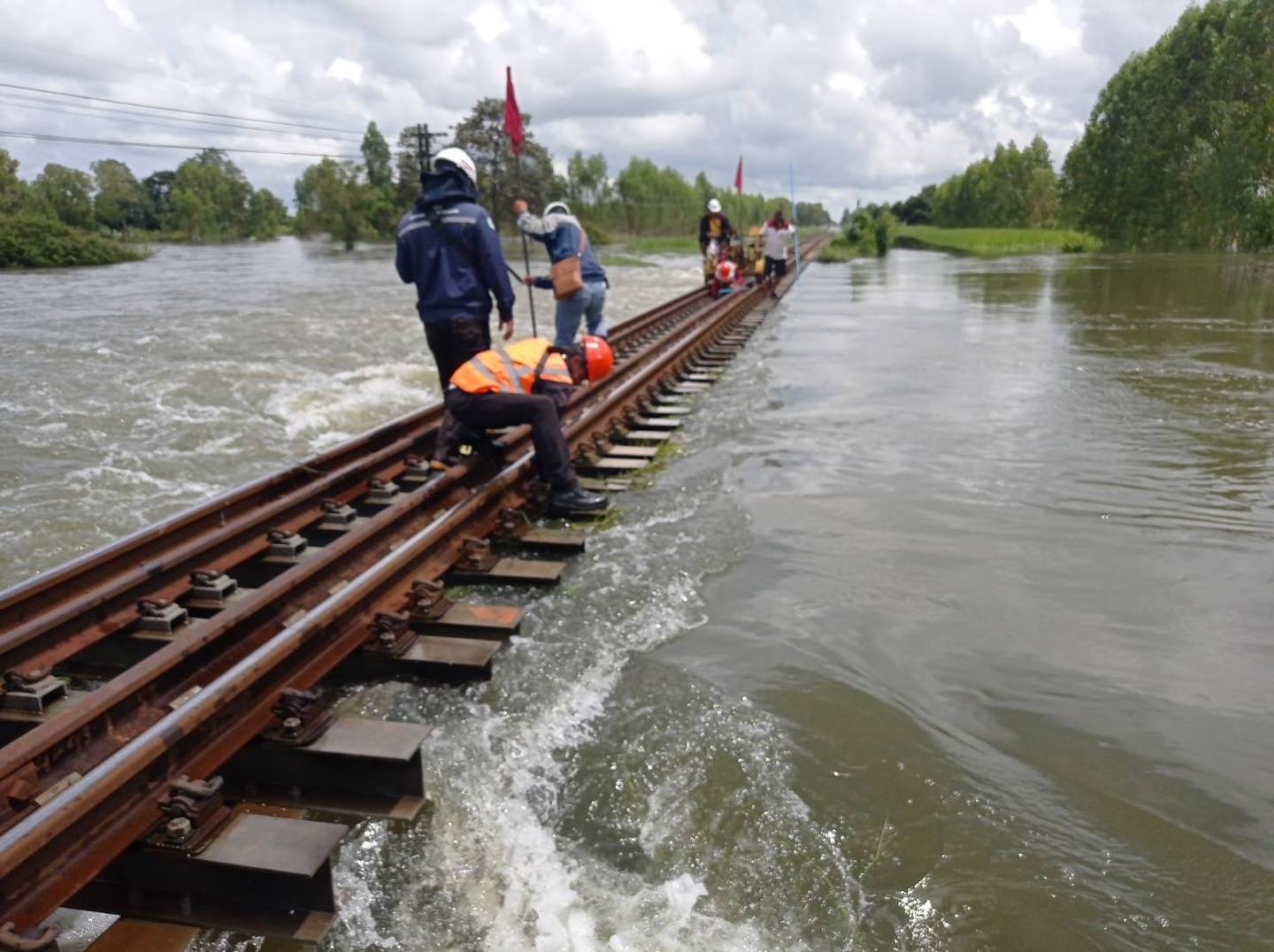 พิษน้ำท่วม!! การรถไฟฯ แจ้งปรับเปลี่ยนเส้นทางการเดินรถ 6 ขบวน-งดสายอีสาน 4 ขบวน