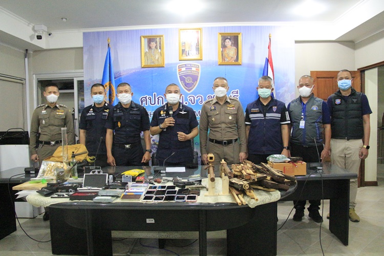 สตม.สนธิกำลังกวาดล้าง 10 จุด รวบพ่อค้าอาวุธปืนสิ่งเทียมอาวุธปืนไม้กว่า 30 กระบอก บช.ธนาคาร 100 เล่ม