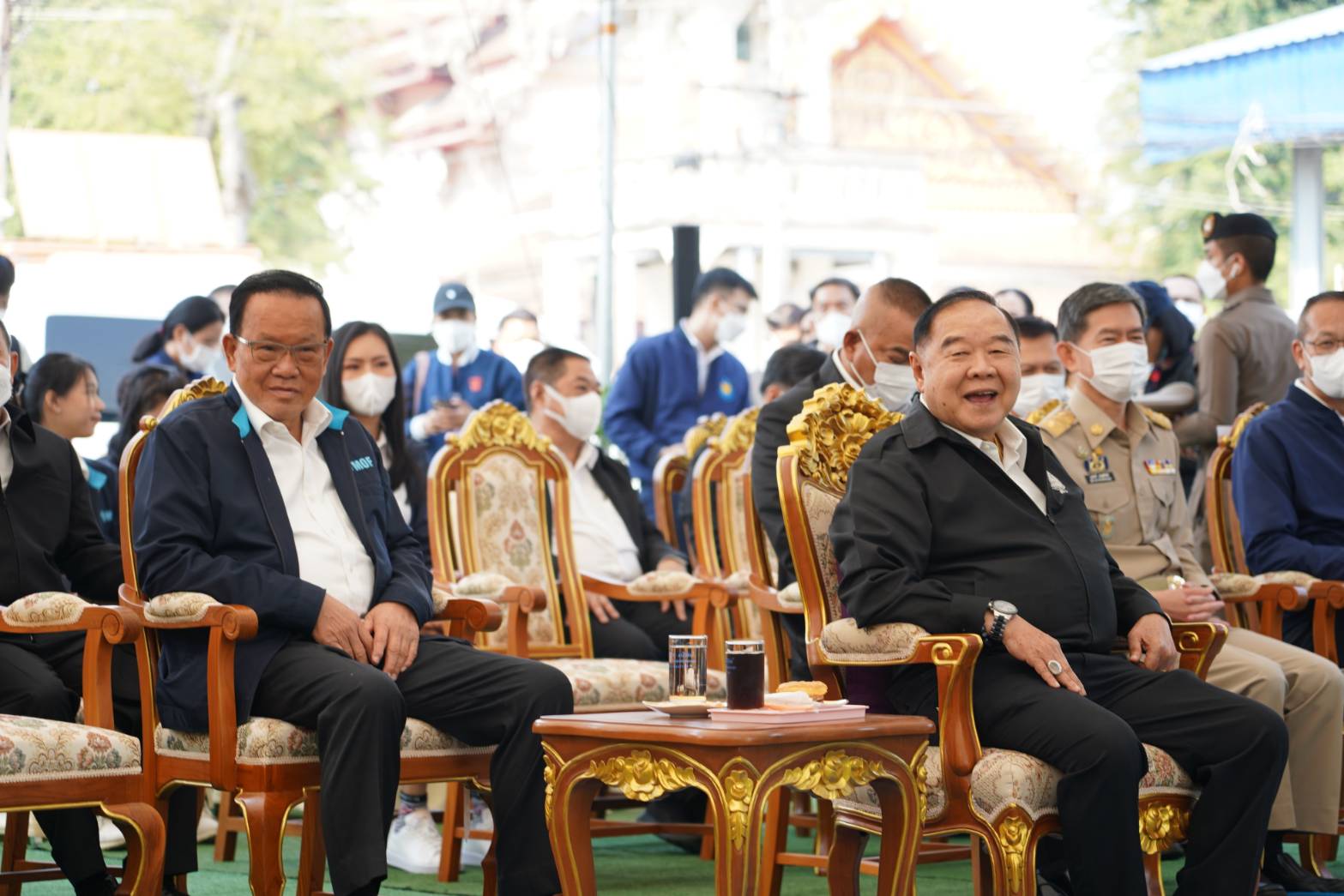 "บิ๊กป้อม" ลงพื้นที่นครชัยศรี เจอลุงกราบตัก อ้างรู้จักน้องชาย บอกคนไทยต้องได้คนอย่าง "พล.อ.ประวิตร" เป็นนายกฯคนที่ 30 