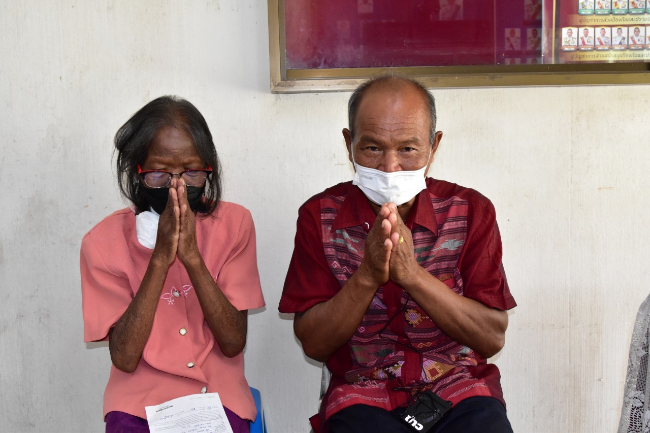 ยกมือไหว้ตร.ไม่เห็นใจ ตาจอดรถขาวแดงหน้า รพ. 10 นาที รอรับยายฟอกไต เจอสั่งปรับ 400 แต่จบสวย เมียรองสารวัตรช่วยจ่าย