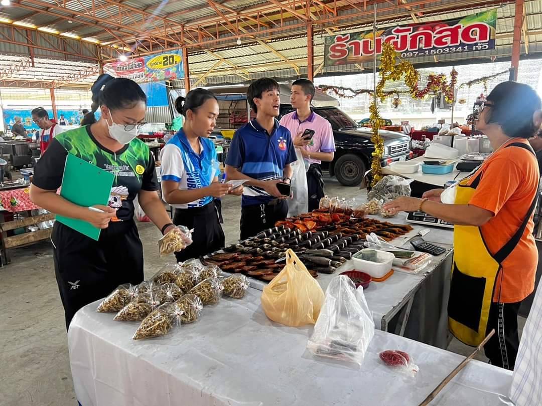 เจ้าหน้าที่ รพ.สต.โพตลาดแก้วเฝ้าตรวจระวังสารปนเปื้อนในอาหารสด