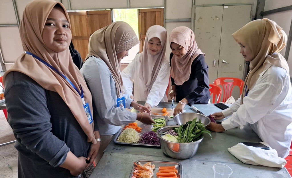 อบต.ฉลุง ฝึกอาชีพเยาวชนช่วงปิดเทอม ทำก๋วยเตี๋ยวลุยสวน-สลัดโรล-บลูเบอรี่ชีสพาย 
