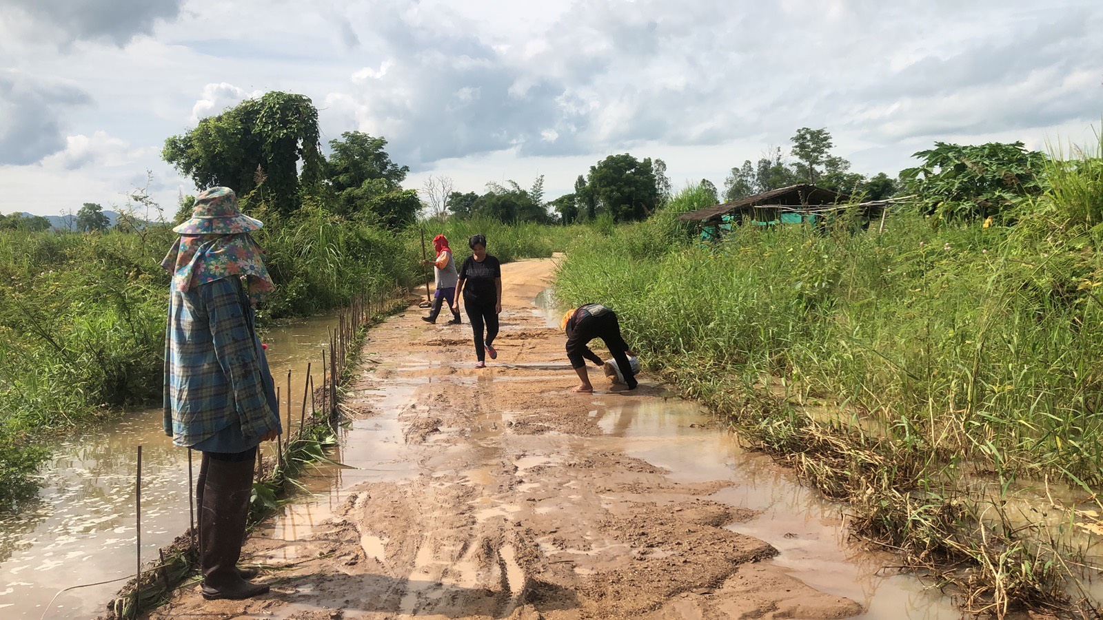 ชาวบ้านสุดทนร้องสื่อ ผู้รับเหมาสร้างสะพานใหม่  ทำทางเบี่ยงถนนผิวดวงจันทร์ รถพังแถมอ้อมไกลกว่า 30 กม.