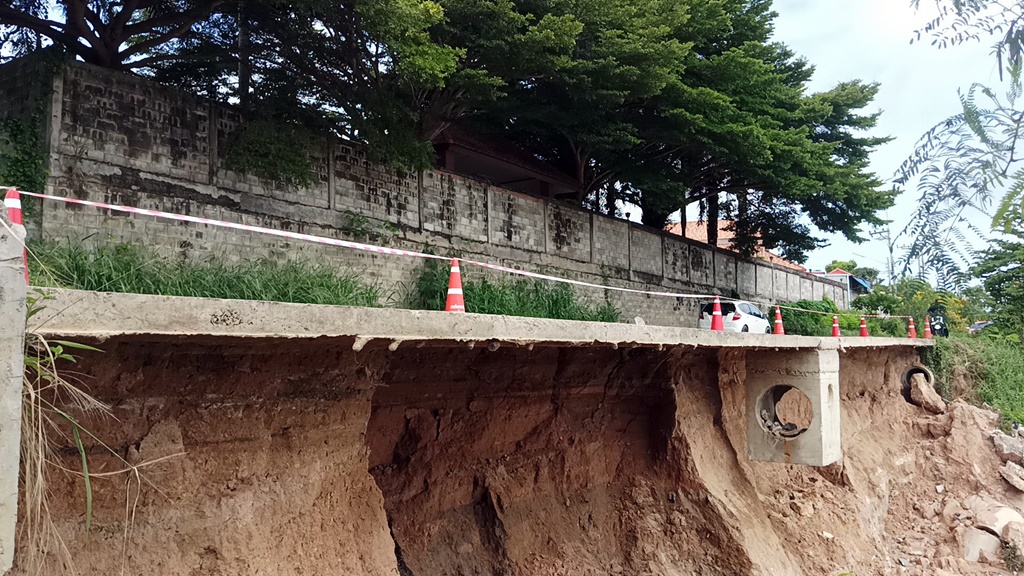 ชาวบ้านหนองปรือผวา น้ำเซาะถนนหลังหมู่บ้านเป็นโพรงใหญ่ หวั่นบ้านถล่ม
