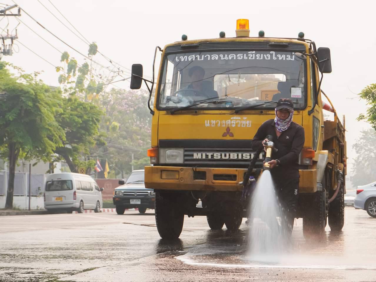 เทศบาลนครเชียงใหม่ ฉีดล้างทำความสะอาดถนนในเขตเทศบาลทั้ง 4 แขวง เตรียมพร้อมเทศกาลป๋าเวณีปี๋ใหม่เมืองเจียงใหม่ 2567