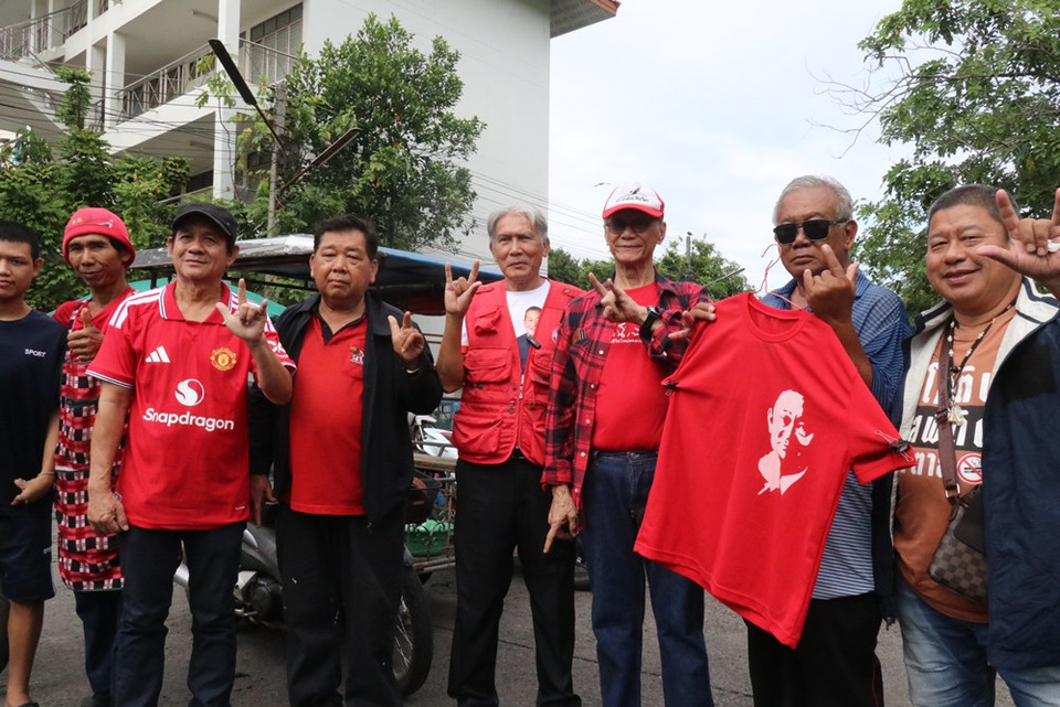 "เสื้อแดงโคราช" รวมพลัง! เป่าเค้กฉลองวันเกิด “ทักษิณ” ครบ 77 ปี ประกาศหนุนเต็มที่ เชื่อมั่นผลงาน-วิสัยทัศน์อดีตนายกฯ
