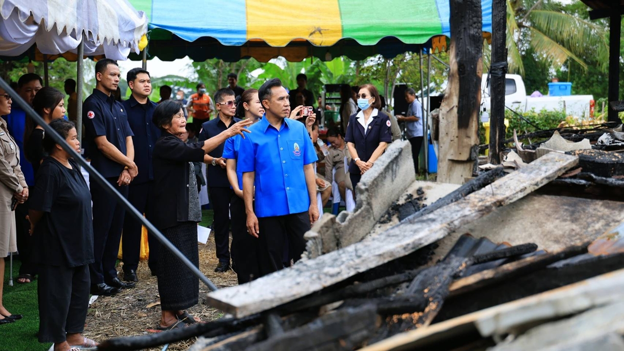 มูลนิธิราชประชานุเคราะห์ฯ เชิญสิ่งของพระราชทานและเงินสงเคราะห์มอบผู้ประสบภัยโคกเจริญ