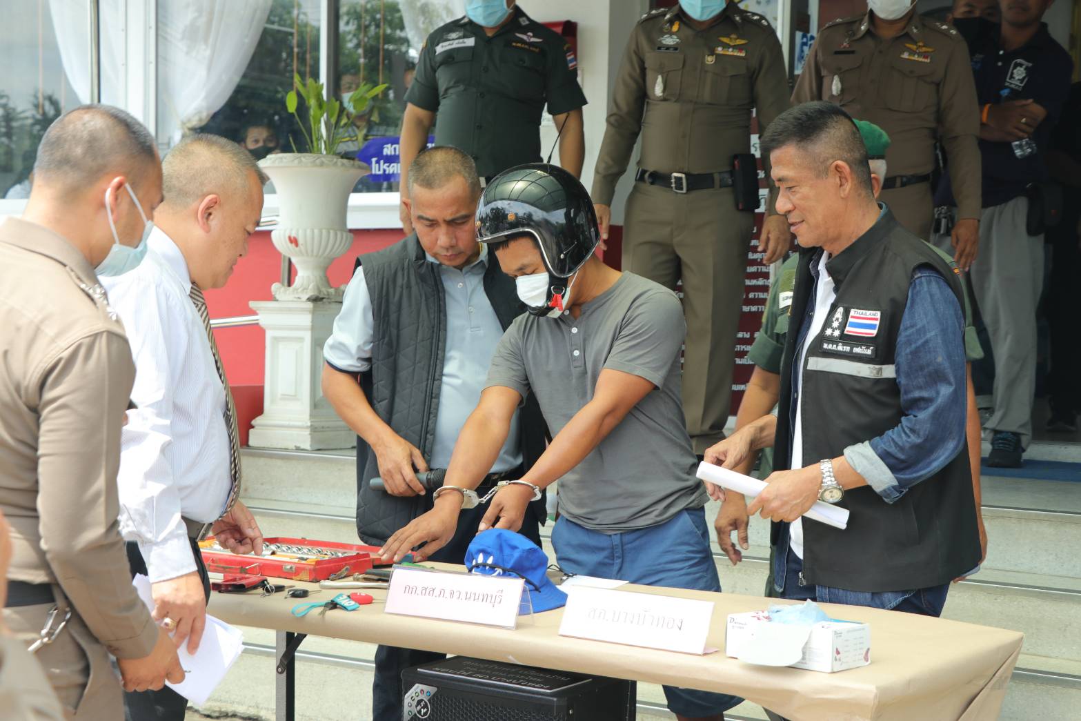 รอง ผบ.ตร. แถลงจับแก๊งลักรถที่บางบัวทอง