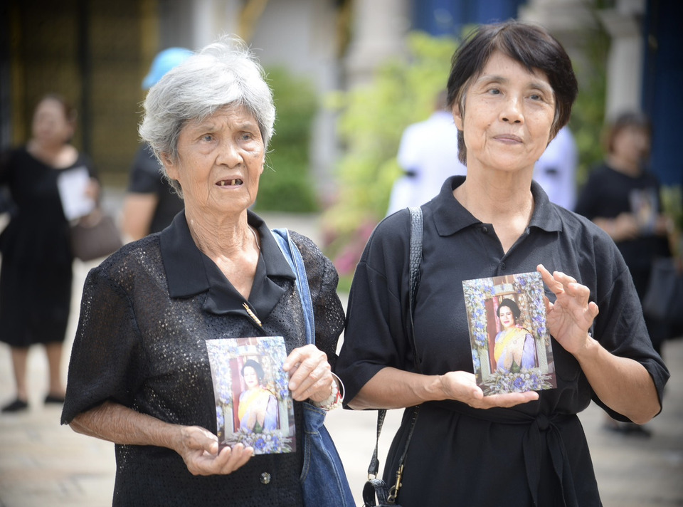  พสกนิกรทุกเพศทุกวัย จากทั่วทุกสารทิศ ลงนามถวายสักการะ พระบรมศพ "พระบรมราชชนนีพันปีหลวง"