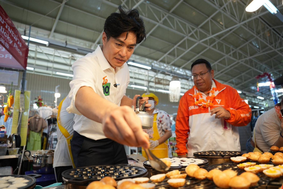 “ชัยวัฒน์” เยือนตลาดคลองลัดมะยม คุยพ่อค้าแม่ค้า-แวะทำขนมครก ชูนโยบาย “หวยใบเสร็จ SMEs เวอร์ชัน กทม.”