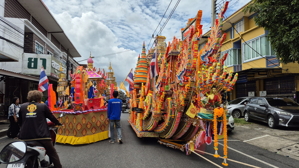 สตูลคึกคัก! สืบสานประเพณีลากพระ พุทธศาสนิกชนร่วมตักบาตรเทโว–อนุรักษ์วัฒนธรรมใต้