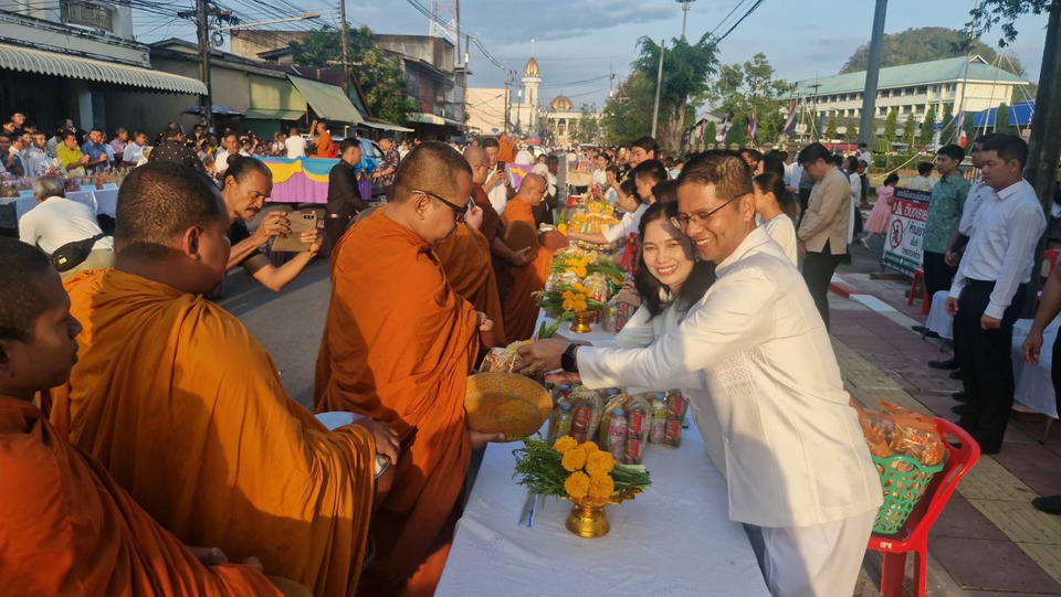 ​“สตูลตระการตา”รับศักราชใหม่ สตรีกว่า 60 ชีวิตร่ายรำอวยพร “ผู้ว่าฯ” นำพสกนิกรตักบาตรล้นถนน อธิษฐานปี 69 เศรษฐกิจฟื้น บ้านเมืองสงบ มีกินมีใช้