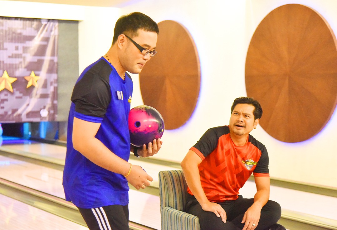 โบว์ลิ่งทีมชาติไทยทำเอา “เต๋า สมชาย-แกงส้ม ธนทัต” ใจหาย ใน “สมรภูมิกีฬา ALL STAR CHALLENGE”