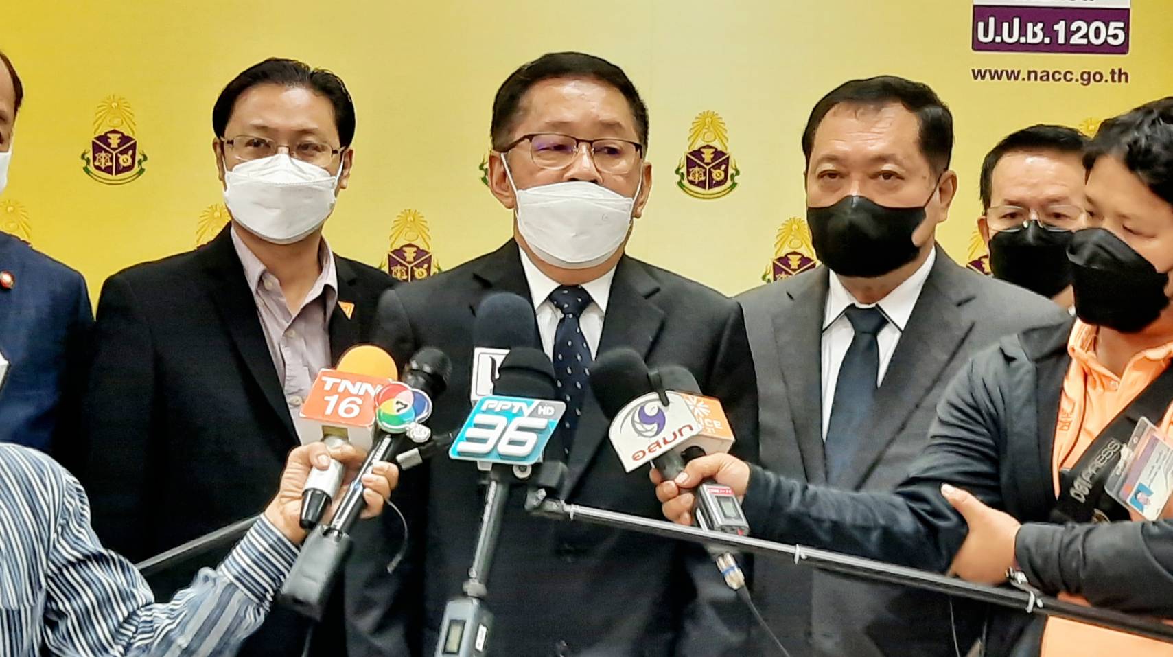 "ฝ่ายค้าน" ยื่น ป.ป.ช. สอบ "ประยุทธ์" และพวก ผลาญงบกลาง ปล่อยปละละเลยทุจริตจัดซื้อถุงมือยาง 2,000 ล้าน