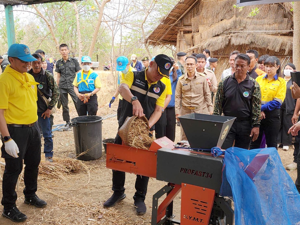 พิจิตรจัดกิจกรรม “ชิงเก็บ งดเผา” ทำแนวกันไฟเนื่องในวันรณรงค์ให้ปลอดควันพิษจากไฟป่า
