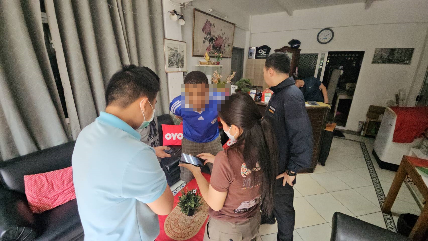 ตม.รวบหนุ่มผิวสีหลบหนีเข้าเมือง ลักลอบทำงานโรงแรมราคาประหยัด