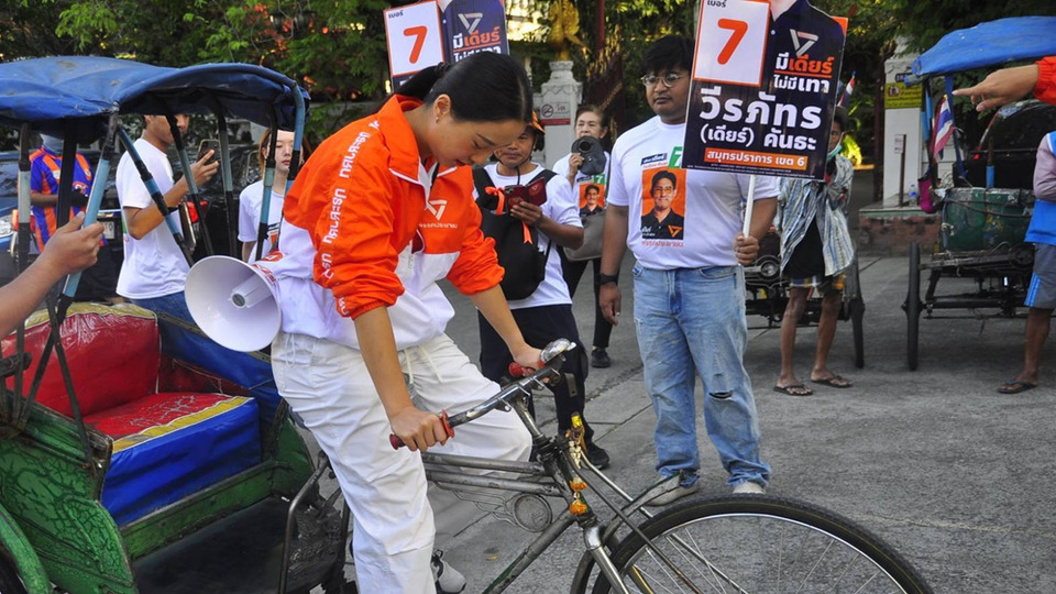 “ไอซ์ รักชนก” นำทีม “เดียร์ วีรภัทร” ปั่นสามล้อเข้าตลาดพระประแดง หาเสียงเขต 6 สมุทรปราการ