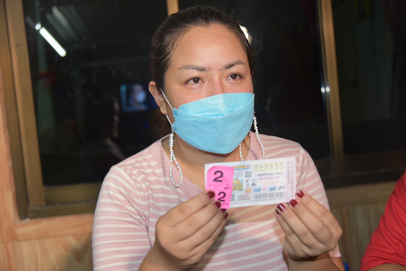 แม่ค้าขนมหวานศรีสะเกษเผยเคล็ดลับถูกรางวัลที่ 1 รับเงิน 12 ล้านบาท