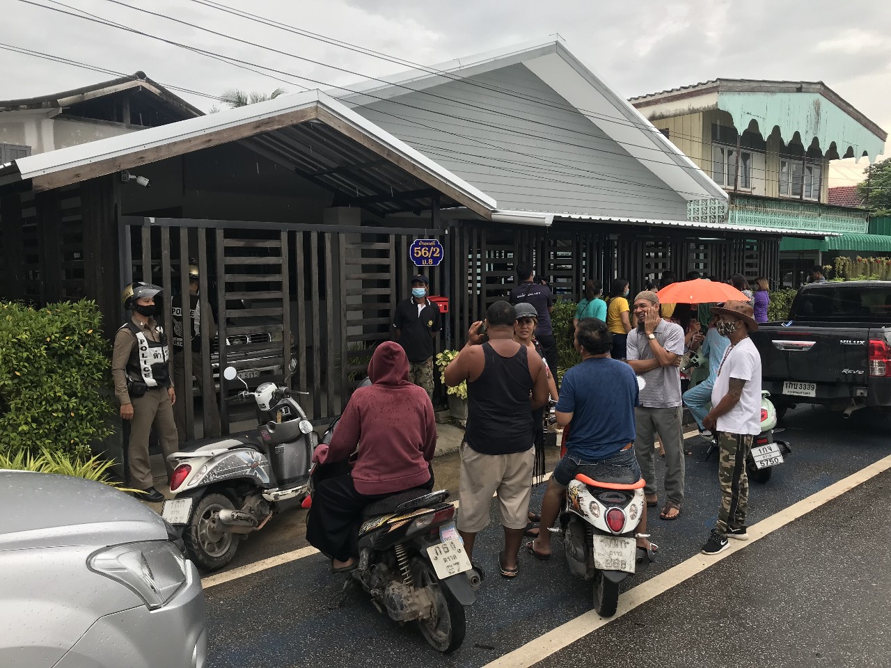 สืบเมืองตราด นำหมายศาล ค้นบ้านผู้ต้องหาคดี “ออมทองแม่มิ้น” พบเพียงสมุดเล่มเดียว ขณะพ่อยันติดต่อลูกไม่ได้​ ขอให้มอบตัว เคลียร์เรื่องให้จบ 