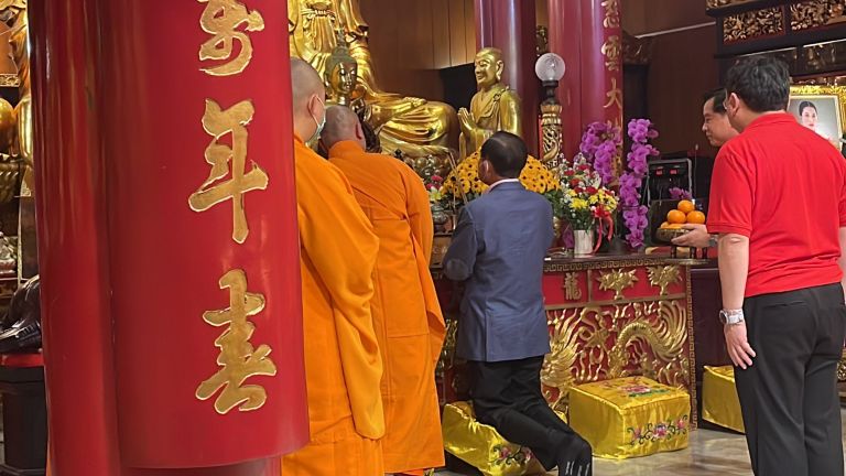 ไร้รถนำขบวน "บิ๊กตู่" ไหว้สิ่งศักดิ์สิทธิ์วัดเล่งเน่ยยี่รับตรุษจีน