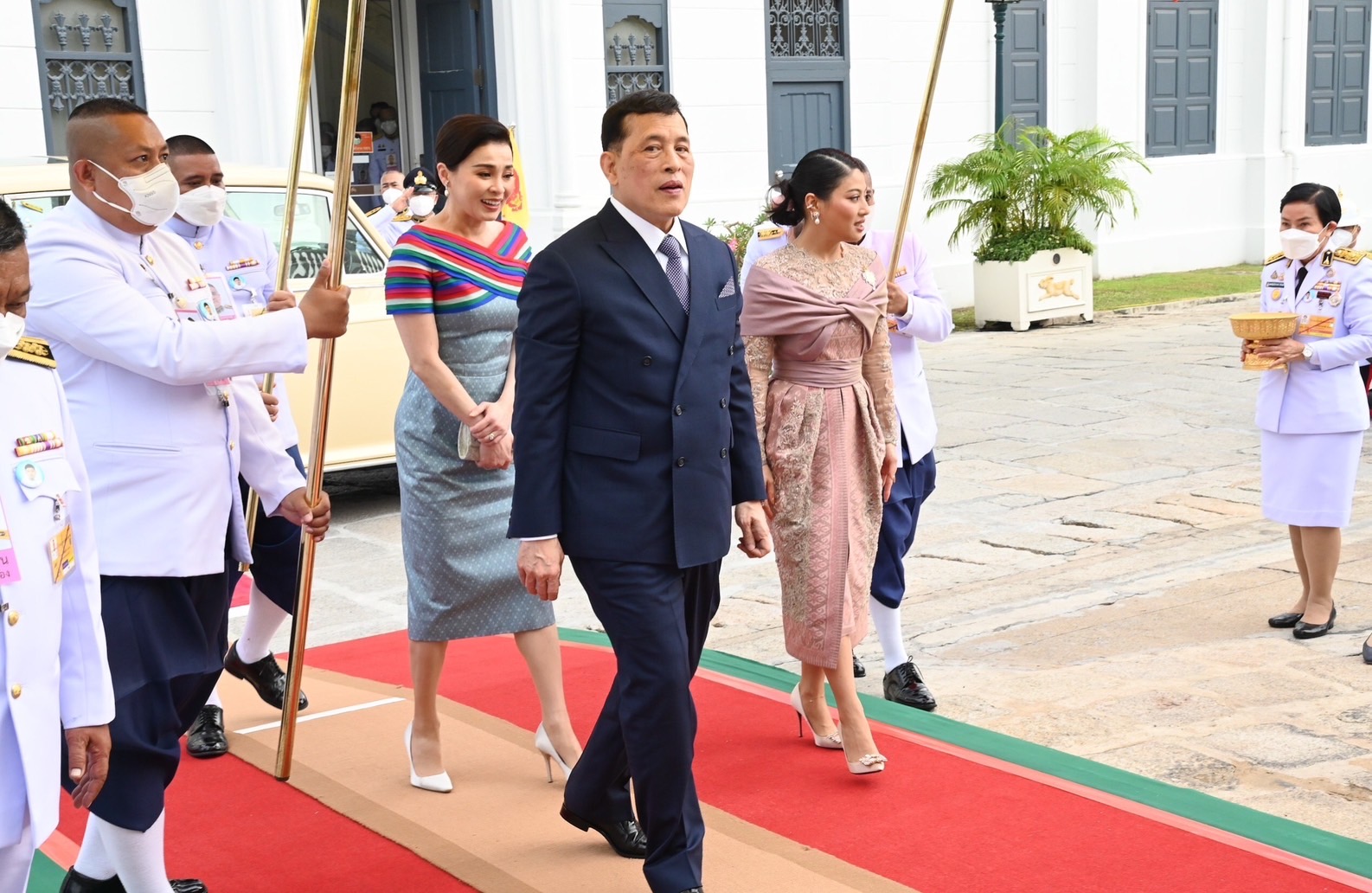ในหลวง-พระราชินี ทรงเปิดนิทรรศการ  “ราชภูษิตาภรณ์สยาม” (Royal Court Textiles of Siam) 
