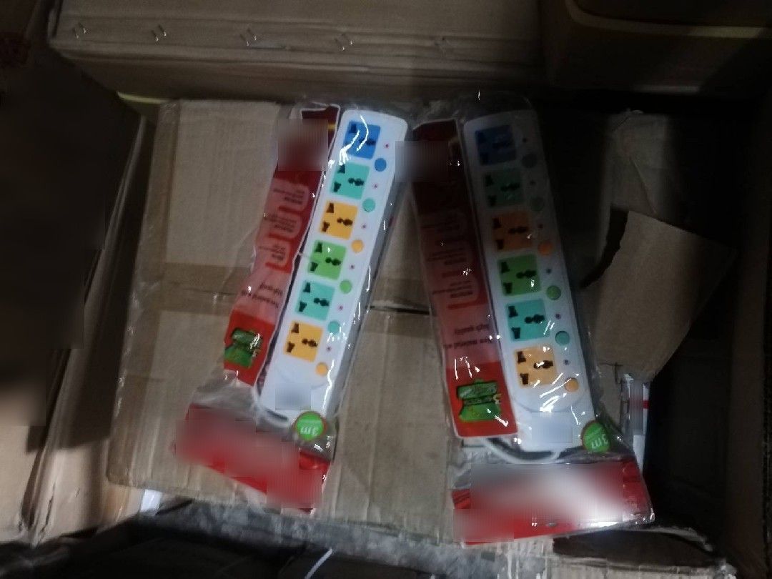 “สมอ.”บุกทลายโกดังพบปลั๊กพ่วง-หลอดไฟไร้มาตรฐานกว่า 2.6 หมื่นชิ้น มูลค่ากว่า 10 ล้านบาท  